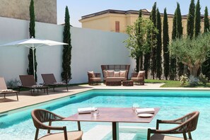 Seasonal outdoor pool, pool umbrellas, pool loungers - Antum Hotel (Benevento)