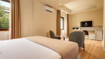 In-room safe, desk, laptop workspace, free WiFi