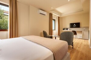 Caja fuerte, escritorio, espacio para trabajar con un portátil