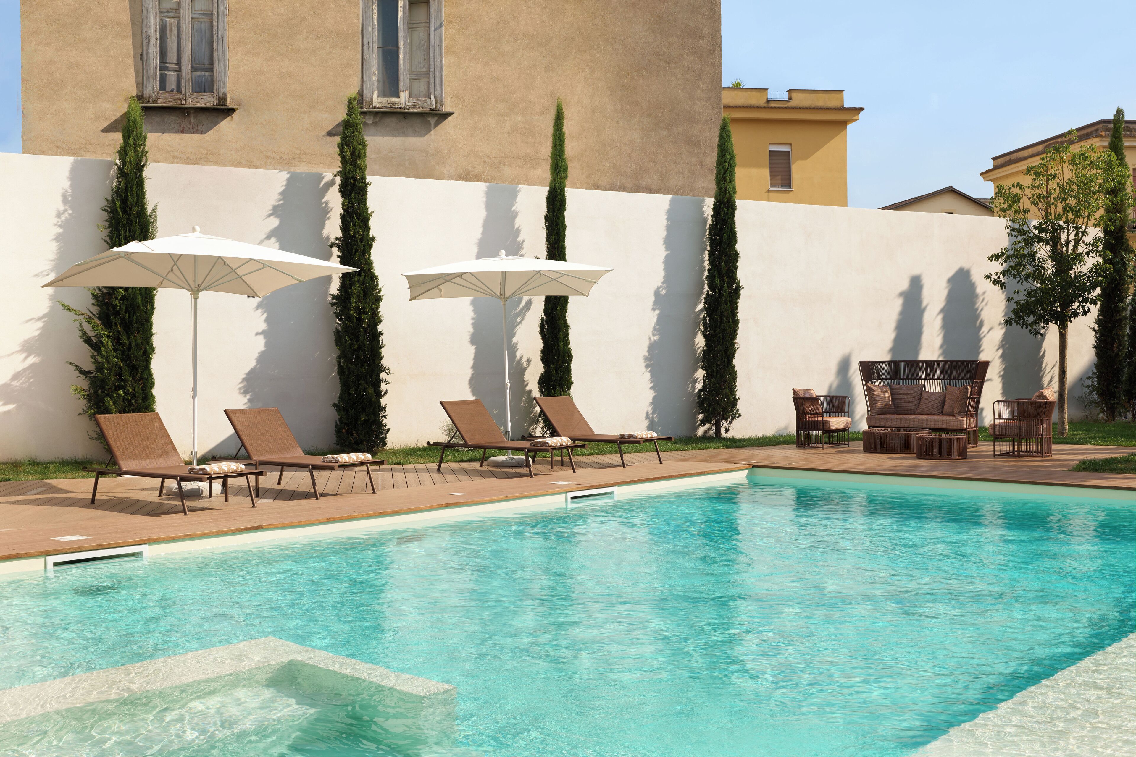 Außenpool (je nach Saison geöffnet), Sonnenschirme, Liegestühle