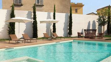 Außenpool (je nach Saison geöffnet), Sonnenschirme, Liegestühle