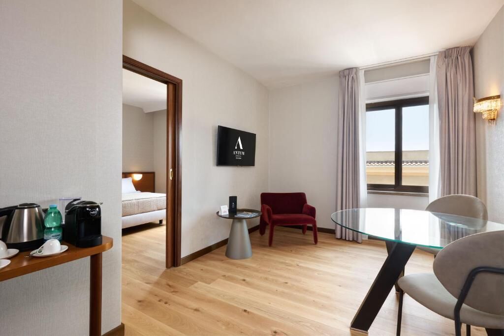 Suite | Wohnbereich | 32-Zoll-Fernseher mit Satellitenempfang