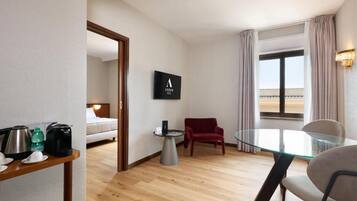 Suite | Wohnbereich | 32-Zoll-Fernseher mit Satellitenempfang