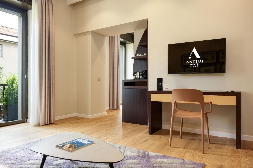 Zimmersafe, Schreibtisch, laptopgeeigneter Arbeitsplatz