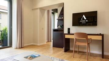 Zimmersafe, Schreibtisch, laptopgeeigneter Arbeitsplatz