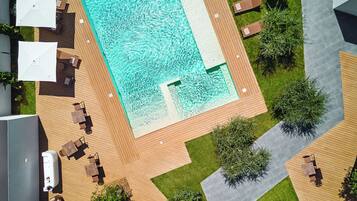 Außenpool (je nach Saison geöffnet), Sonnenschirme, Liegestühle