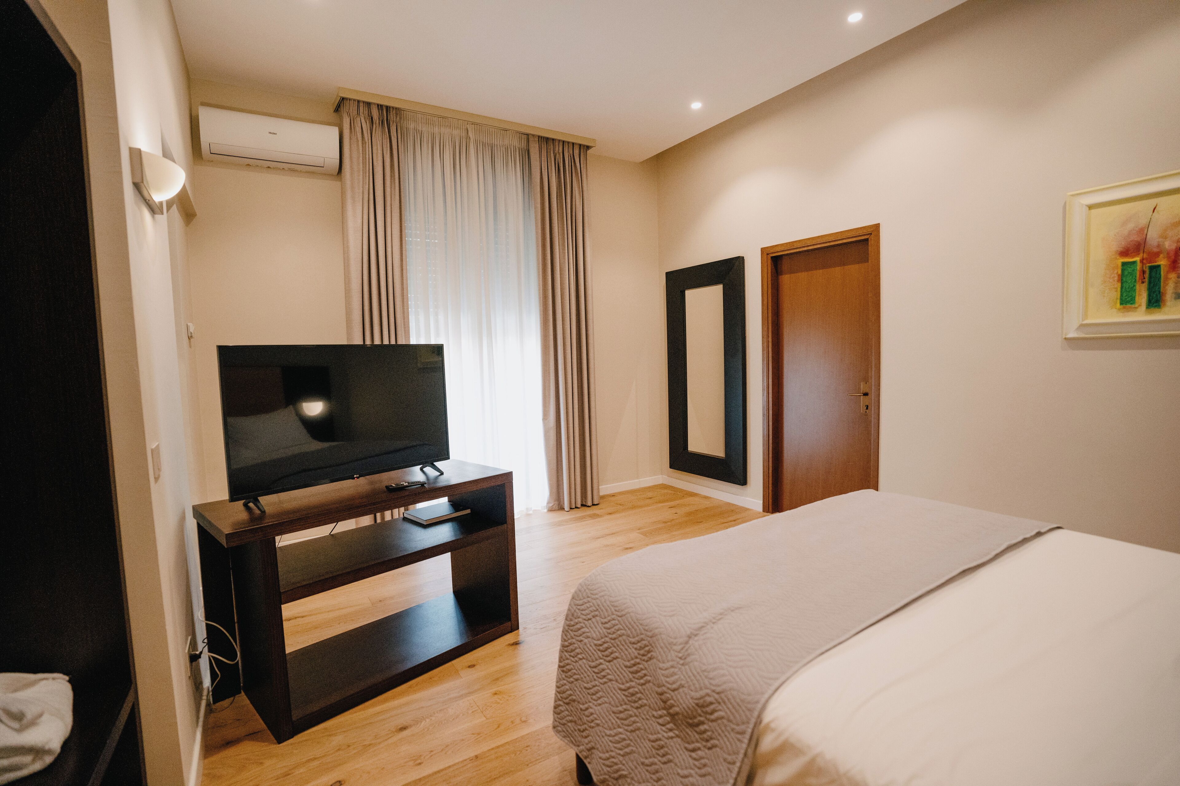 جناح | خزنة داخل الغرفة ومكتب ومساحة عمل للكمبيوتر المحمول وواي فاي مجانًا