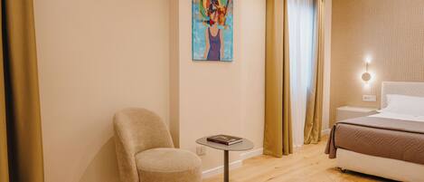 Caja de seguridad en la habitación y escritorio