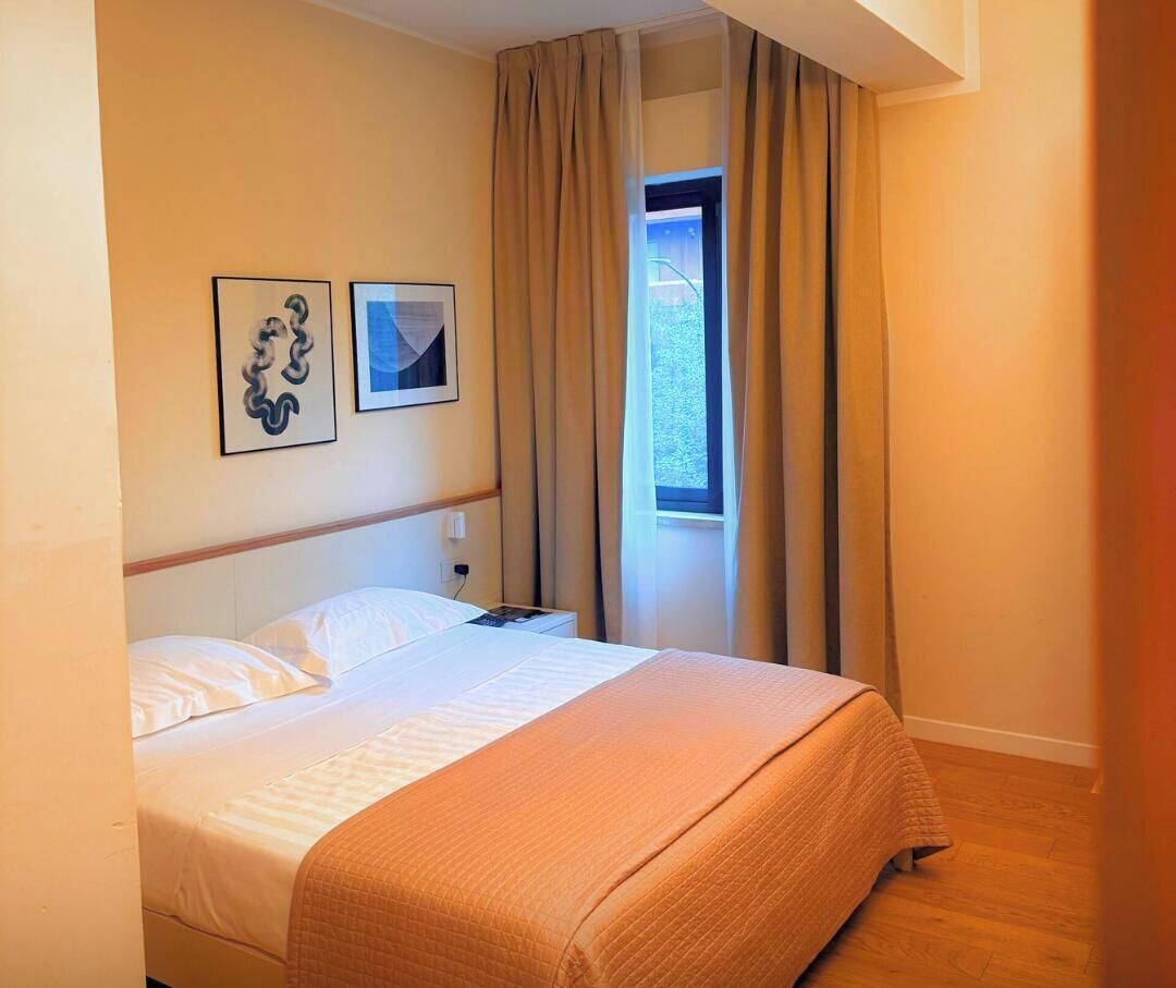 غرفة سوبيريور | خزنة داخل الغرفة ومكتب ومساحة عمل للكمبيوتر المحمول وواي فاي مجانًا