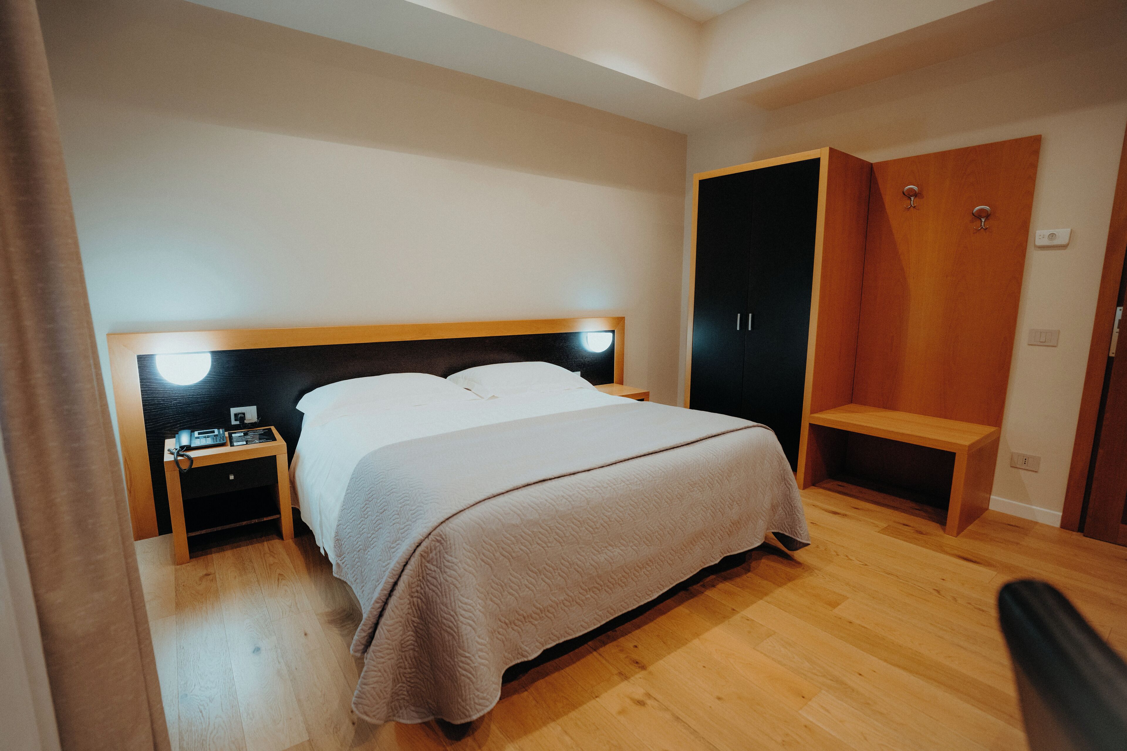 غرفة ديلوكس | خزنة داخل الغرفة ومكتب ومساحة عمل للكمبيوتر المحمول وواي فاي مجانًا