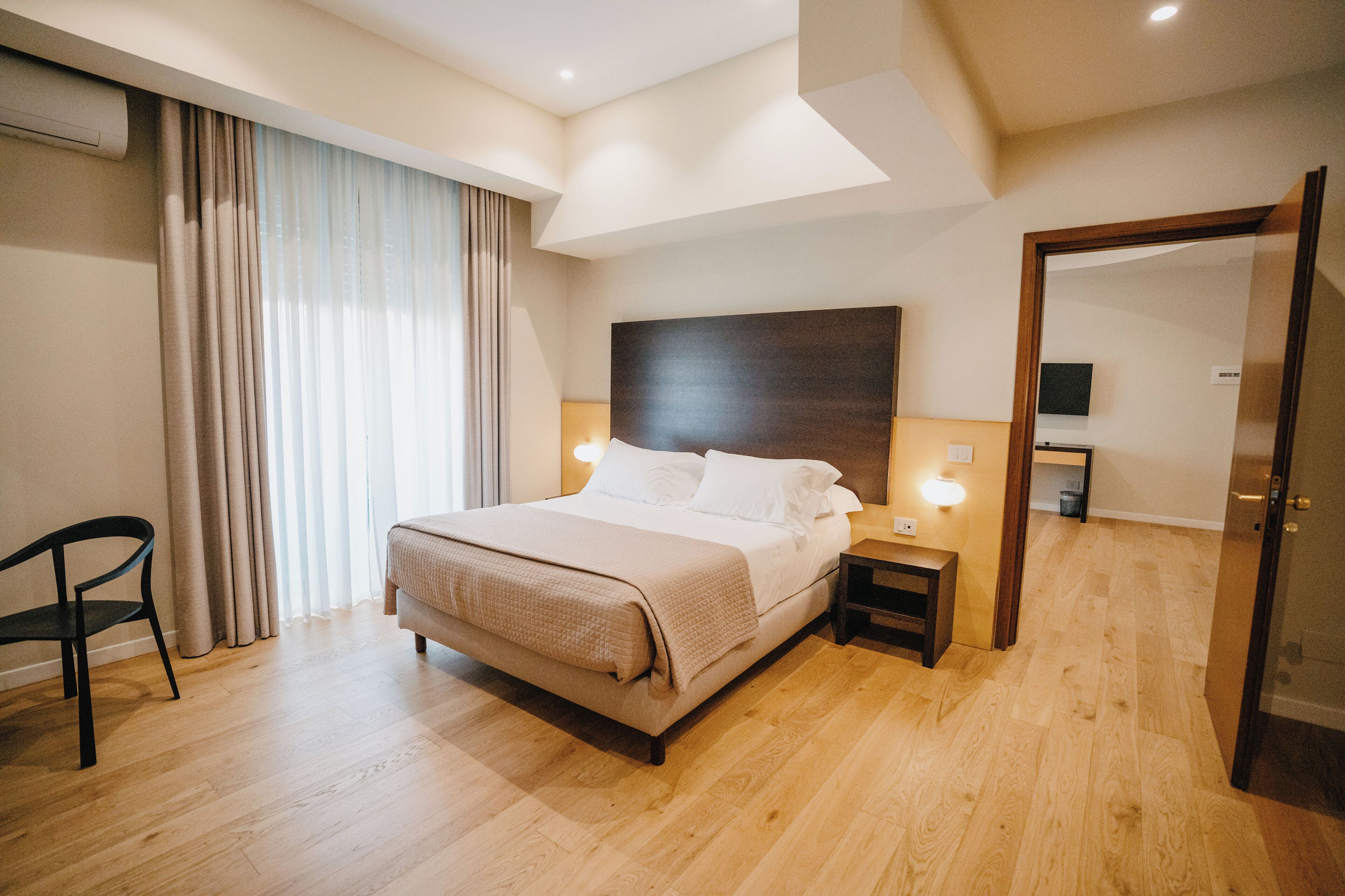 جناح | خزنة داخل الغرفة ومكتب ومساحة عمل للكمبيوتر المحمول وواي فاي مجانًا