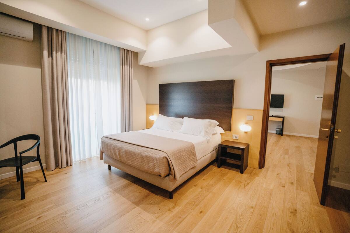 Suite | Caja de seguridad en la habitación y escritorio