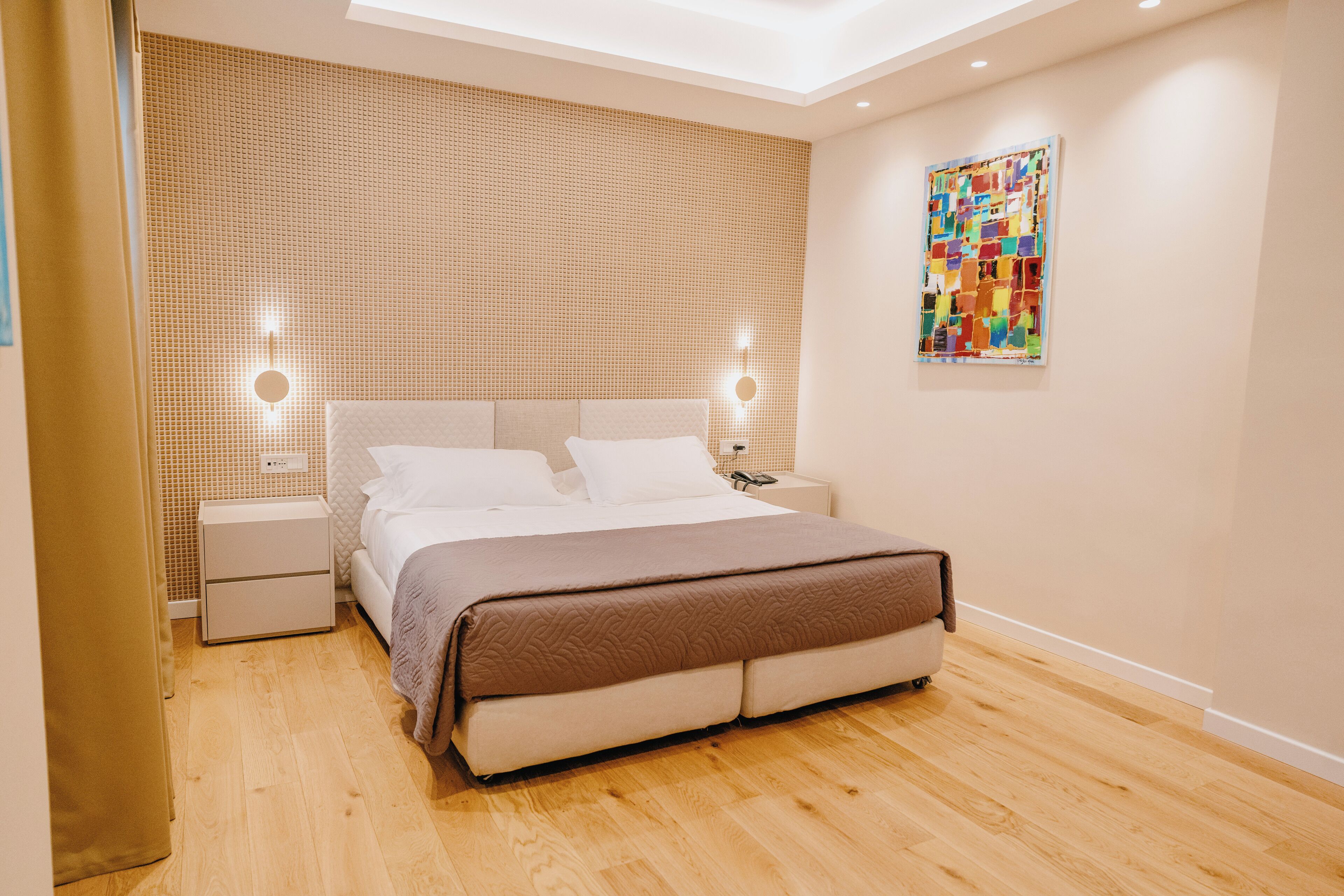 غرفة جونيور | خزنة داخل الغرفة ومكتب ومساحة عمل للكمبيوتر المحمول وواي فاي مجانًا