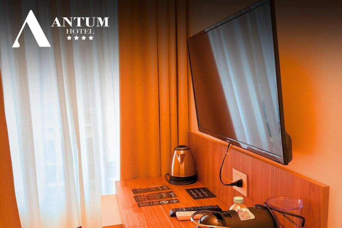 Habitación individual superior | Caja de seguridad en la habitación y escritorio