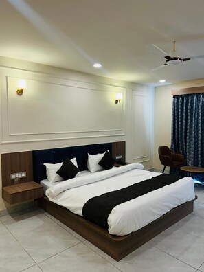 Desk, laptop workspace, free WiFi