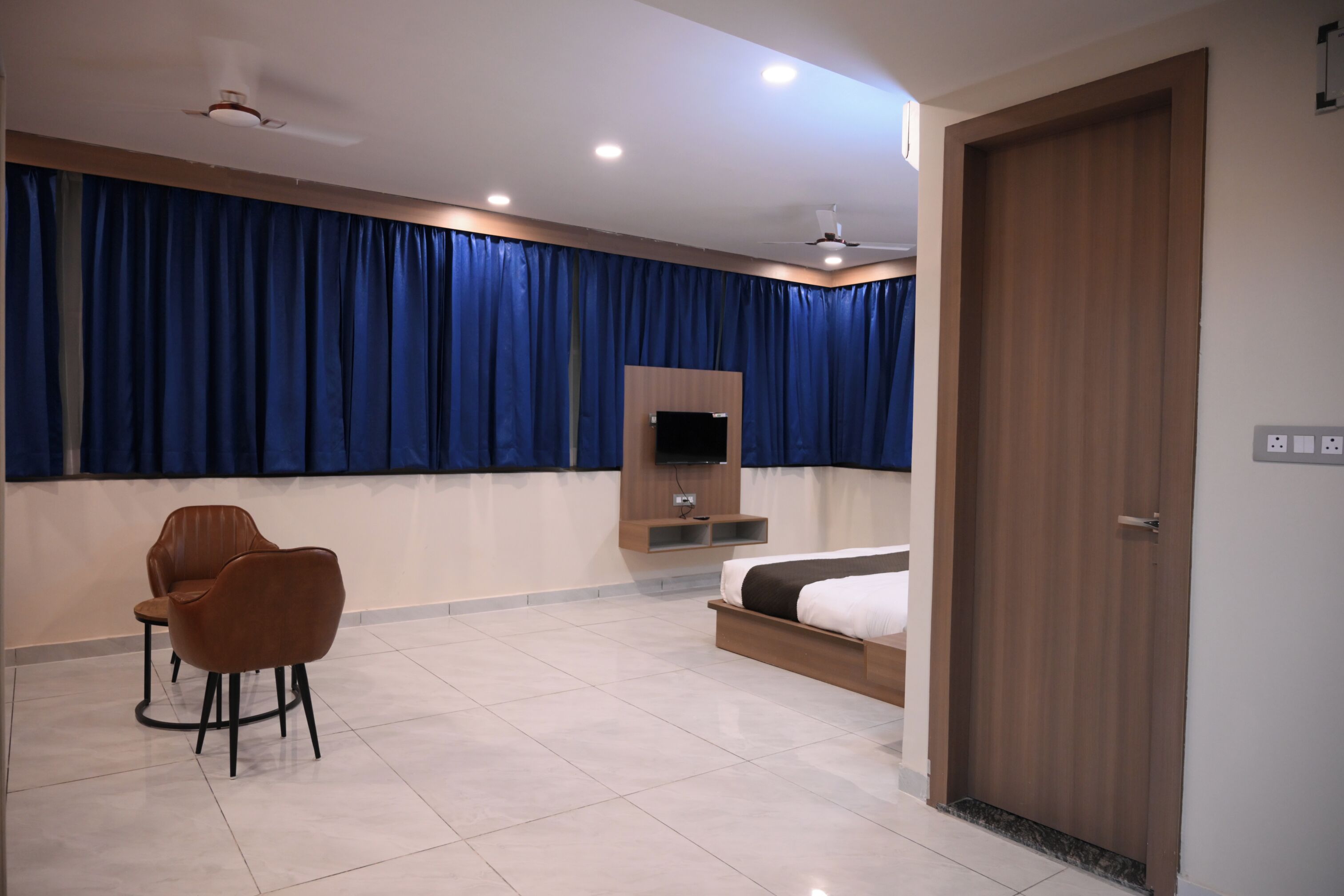 Escritorio, espacio para trabajar con laptop y wifi gratis 