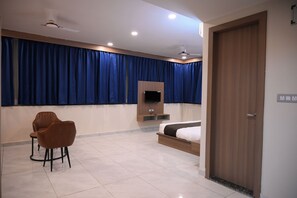 Phòng Suite, quang cảnh vườn | Bàn, khu vực làm việc phù hợp cho laptop