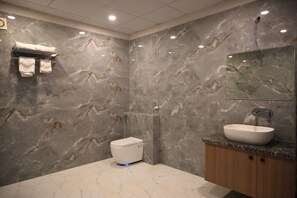 Suite, Gartenblick | Badezimmer | Dusche, kostenlose Toilettenartikel, Hausschuhe, Handtücher