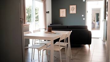 Family Apartment, 2 Bedrooms, Courtyard View | In-room dining