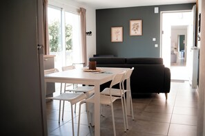 Apartamento família, 2 quartos, vista para o pátio | Opções para refeição no quarto