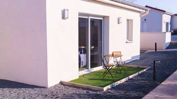 Apartemen Keluarga, 2 kamar tidur, pemandangan halaman | Teras/patio