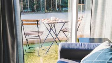 Standard Apartment, 1 Bedroom | In-room dining