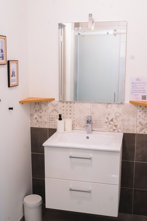 Family Apartment, 2 Bedrooms, Courtyard View | Bathroom - Résidence des Sables (Mably)