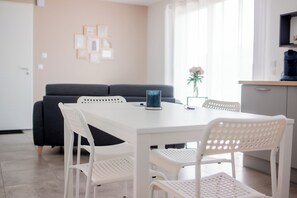 Appartement Confort, 2 chambres, vue cour intérieure | Coin séjour | Télévision