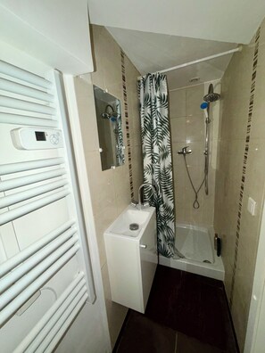 Towels, toilet paper - Comfortable 2-room apartment, independent access & PMR. (Épinay-sur-Seine)