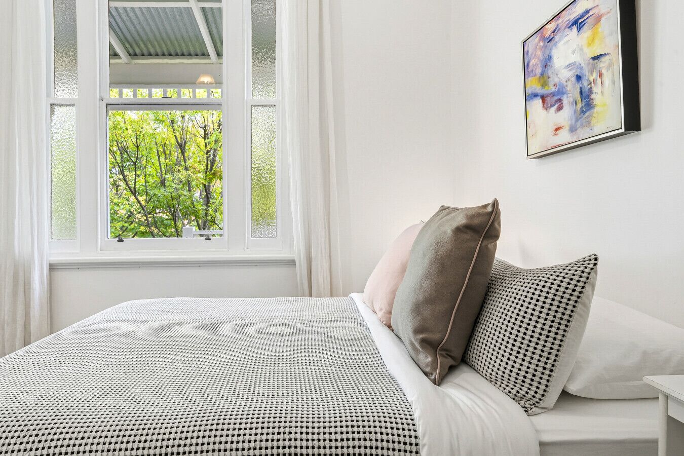 Desk, iron/ironing board, WiFi, bed sheets
