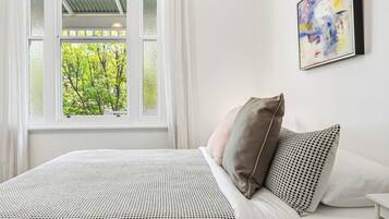 Desk, iron/ironing board, WiFi, bed sheets