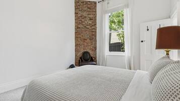 Desk, iron/ironing board, WiFi, bed sheets