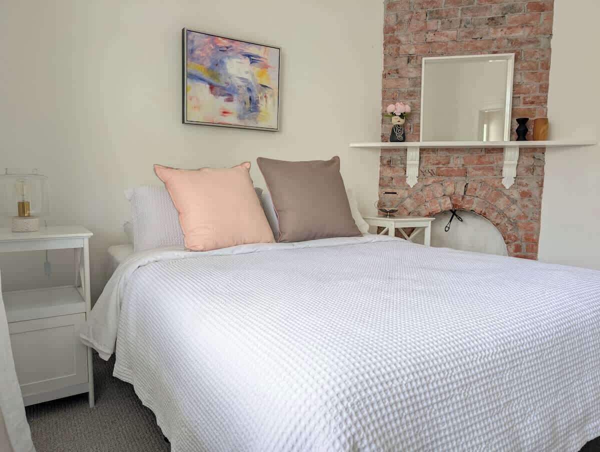 Desk, iron/ironing board, WiFi, bed sheets