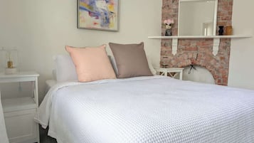 Desk, iron/ironing board, WiFi, bed sheets