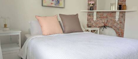 Desk, iron/ironing board, WiFi, bed sheets