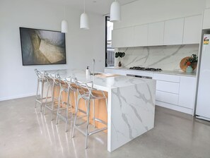 Réfrigérateur, four à micro-ondes, un four, surface de cuisson