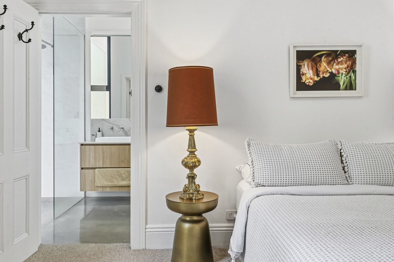 Desk, iron/ironing board, WiFi, bed sheets