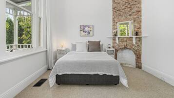 Desk, iron/ironing board, WiFi, bed sheets