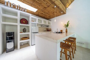 Vila | Cozinha privada | Geladeira grande, fogão, cooktop, talheres/pratos/utensílios de cozinha