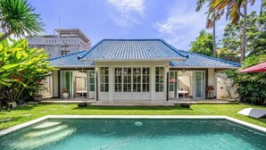 A house with a swimming pool, surrounded by lush greenery and palm trees. - The Oasis Villa (Kerobokan)