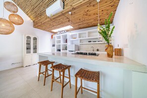 Vila | Cozinha privada | Geladeira grande, fogão, cooktop, talheres/pratos/utensílios de cozinha