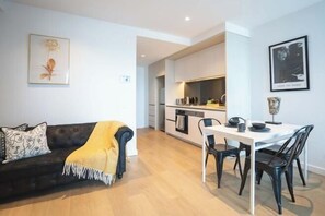Interior - 1B1B Condo with Bay &River Views (Docklands)