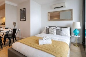 Room - 1B1B Condo with Bay &River Views (Docklands)