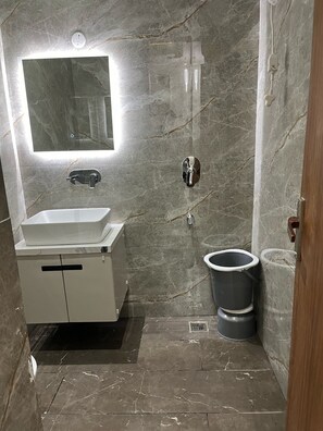Habitació doble Deluxe | Bany | Dutxa, articles de tocador gratuïts, tovalloles i sabó 