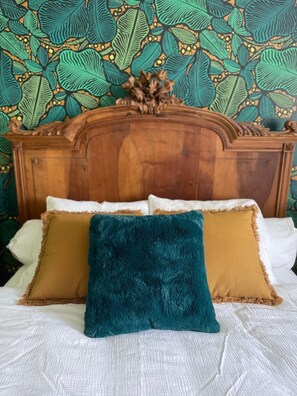 WiFi, bed sheets