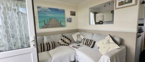 Chalet, 1 chambre, fumeur, patio | Salle de séjour