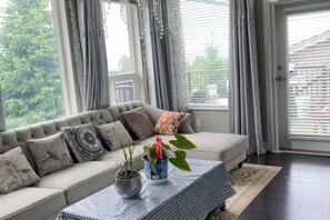 Unclassified image, 2 of 12, button - Derbyshire House Coquitlam Quiet, Clean & Comfortable · Free Parking (Coquitlam)