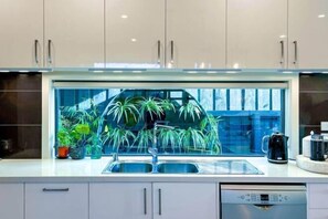 Private kitchen - Delux Camberwell Sunny Townhouse (Camberwell)