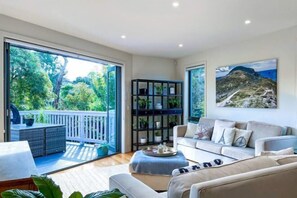 Living area - Delux Camberwell Sunny Townhouse (Camberwell)