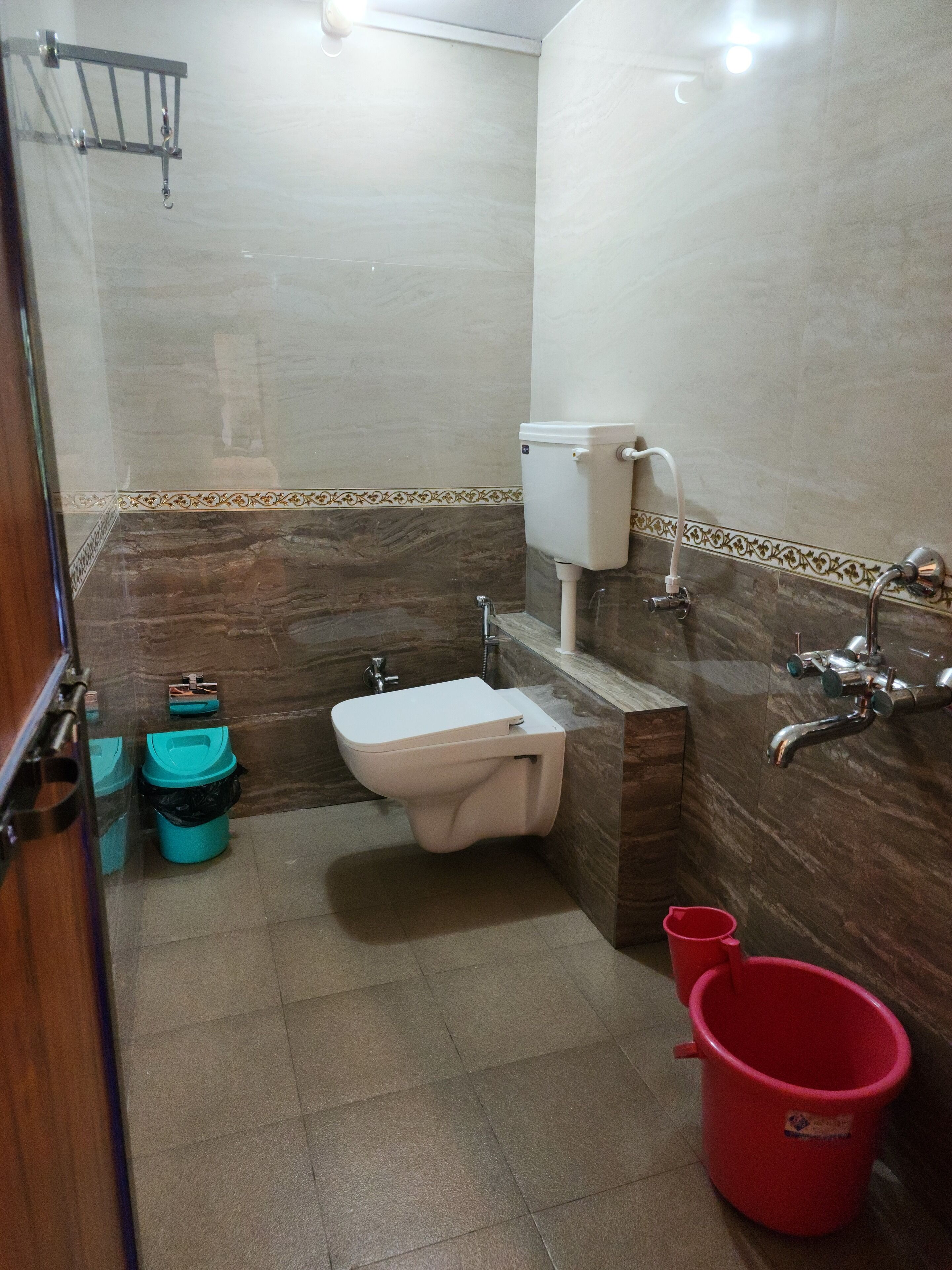 Deluxe Quadruple Room, Balcony, Garden View | Bathroom | Free toiletries, towels, soap, shampoo